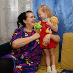 В Карпинске 3-летняя девочка не хочет жить со своей родной мамой
