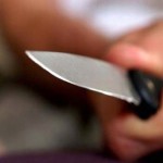 Пьяный мужчина ударил ножом своего друга, когда искал в его доме свою жену