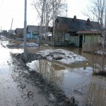Улицу Суворова в Карпинске — затопило
