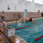 Карпинские школьники соревновались в плаванье