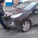 Полицейского, который раньше работал в Карпинске, чуть не задавили (видео)