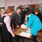 Члены "Единой России" получают бюллетени для голосвания. Фото: Сергей Лефлер, "ВК"