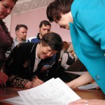 Члены "Единой России" получают бюллетени для голосвания. Фото: Сергей Лефлер, "ВК"