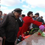 91-летний фронтовик Иосиф Петрович Глушков не стеснялся слез. У мемориала Славы мужчина стоял долгое время.