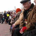 90-летний фронтовик Михаил Федорович Бобырь поздравления и теплые слова в свой адрес слушал, с трудом сдерживая слезы...
