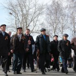 Весь путь праздничного парада прошли лишь несколько ветеранов. Среди них (слева направо): первый Алексей Буньков, третий Алексей Пикалов, четвертый Дмитрий Киреев.