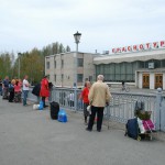 Чем ближе прибытие поезда "Бокситы-Екатеринбург", тем больше горожан на вокзале...