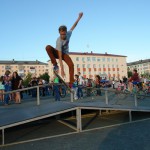 15-летний Дмитрий Попов – один из тех, кто принимал участие в показательных выступлениях по скейтборду. На время фестиваля скейт-парк был перенесен со своего постоянного «адреса» – от ФОКа и установлен на городской площади. 