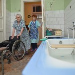 Без помощи сотрудницы дома временного пребывания Людмилы Сбоевой пенсионерка не смогла бы принять ванну 