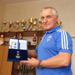 Олег Свешников награжден почетным знаком Федерации хоккея с мячом в России