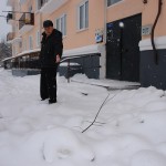 Жители дома на улице Карпинского жалуются, что их двор не убирают от снега