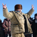 Владимир Бабаев танцует под музыку, которую исполянли местные артисты