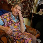 81-летняя жительница Карпинска плачет – боится войны на Украине...