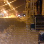 Дети в Карпинске катаются со снежных насыпей прямо на дорогу
