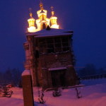 Собор сияет в ночи светом куполов и крестов.