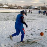 В Карпинске на чемпионате по зимнему футболу борьба обостряется  