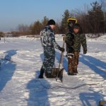 Полиция Серова и спасатели бурят лед на Какве