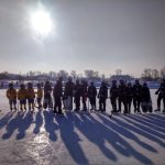 Команды приветствуют друг друга перед игрой. фото Александр Ярошук. газета «Вечерний Карпинск» 