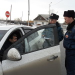 В Карпинске водителям раздавали памятки о действиях при возгорании автомобиля