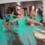 Поют и танцуют коллективы из Городского дворца культуры