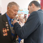 Юбилейную медаль вручают Алексею Ивановичу Кушину, участнику войны. 