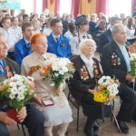 Ветеранов наградили почетными юбилейными медалями и цветами