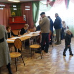 К полудню на избирательном участке повысилась концентрация людей.