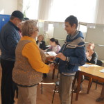 Людмила Попова поздравляет впервые пришедшего избирателя. Фото: Юлия Пивоварова "ВК"