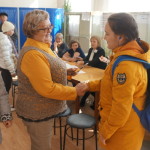 Впервые пришедшим  на выборы мэра дарили шоколадки. Фото: Юлия Пивоварова "ВК"
