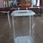 В Карпинске топор, маникюрные ножницы и стакан с водой - инструменты на участках при подсчете голосов. ВИДЕО