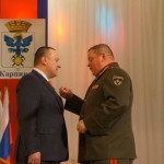 Генерал Заленский награждает своего бывшего сотрудника медалью МЧС.