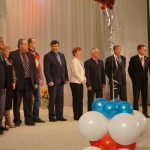 Депутаты городской Думы вышли на сцену поздравить Андрея Клопова.
