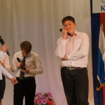 Ученики пятой школы показали веселую сценку в духе КВН.