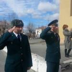 Во время исполнения гимна страны офицеры отдают честь.