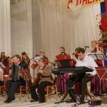Песни Победы зрители услышали в исполнении оркестра русских народных инструментов под управлением Николая Сергеенко.