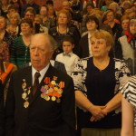  Ветераны стоя встречали Знамя Победы и слушали Гимн России.