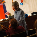 Валерий Топорков пел вместе со зрителями в зале.