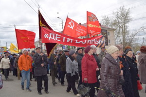 В торжественной колонне красовались флаги, знамена, транспаранты, воздушные шары . Фото: Дмитрий Овсяников "ВК"