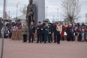Участники митинга ждут своей минуты, чтобы сказать слова поздравления. Фото: Дмитрий Овсяников "ВК"