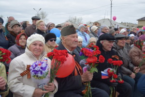 Горожане поздравили ветеранов с юбилейной датой. Фото: Дмитрий Овсяников "ВК"