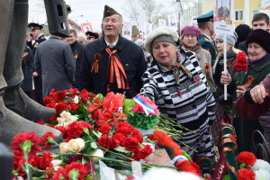Возложение цветов к обелиску - дань памяти погибшим в боях. Фото: Дмитрий Овсяников "ВК"