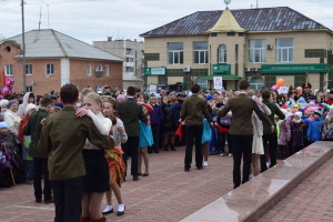 Школьники танцуют вальс на площади. Фото: Дмитрий Овсяников "ВК"