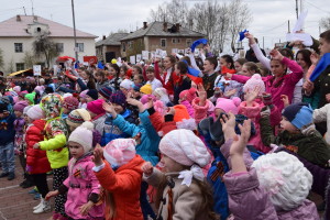 Совместный танец школьников и детсадовцев города получился веселым и радостным. Фото: Дмитрий Овсяников "ВК"