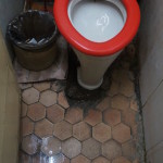 Вода на полу в туалете уже привычное явление для жильцов