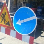 Предупредительные знаки выставляли за несколько метров до места работ.