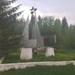 В лагере стоит памятный знак, посвященный погибшим на войне 