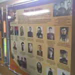 На стенах музея - стедны с фото и именами героев-железнодорожников и историями подвигов