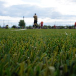 На игровом поле подготовлен настоящий газон