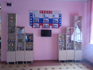 Школьные трофеи и экран, на котором ученики смотрят расписание уроков. Фото: Юлия Пивоварова "ВК"