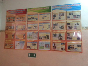 Практически в каждом уголке школы висят плакаты, памятки по ПДД, ПБ и т.д. Фото: Юлия Пивоварова "ВК"